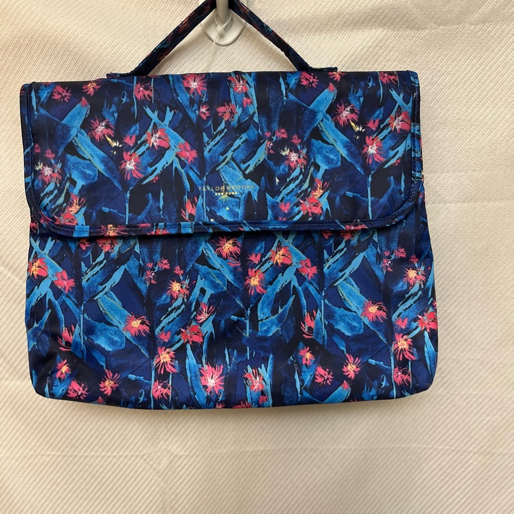 Travel Bag Women Multi color foldable travel bag. Good condition‎